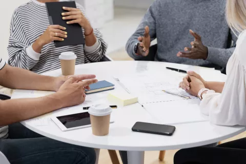 Plusieurs personnes qui discutent d'un accompagnement d'entreprise