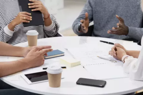 Photo d'une discussion business autour d'une table ronde