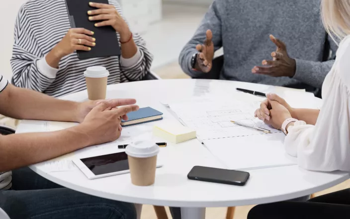 Plusieurs personnes qui discutent d'un accompagnement d'entreprise