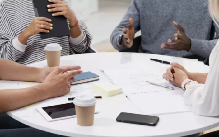 Photo d'une discussion business autour d'une table ronde 