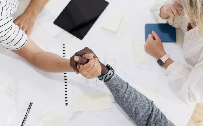 gros-plan-sur-les-mains-de-jeunes-collegues-lors-d-une-reunion