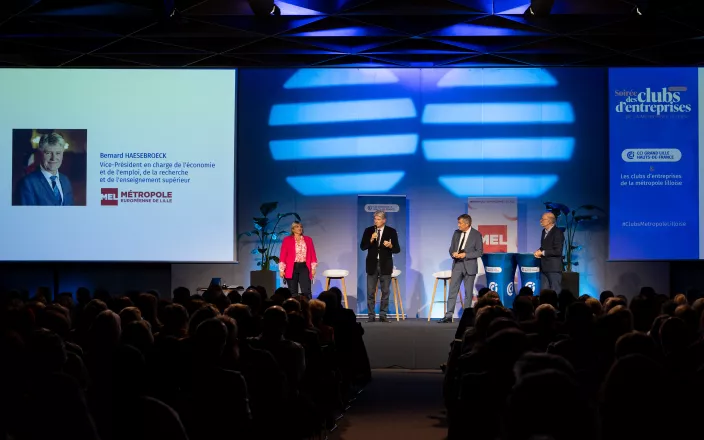 Réunion de personne pour présentation des clubs d'entreprises