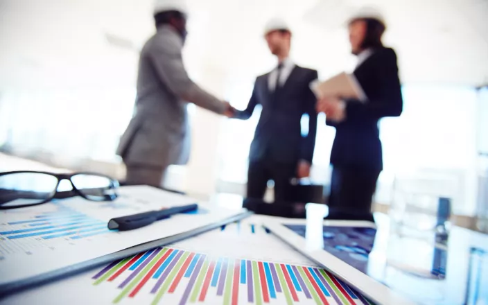 Entrepreneurs en train de se serrer la main