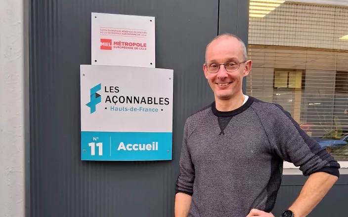 Photo du dirigeant de l'entreprise Les Façonnables devant la plaque de la MEL