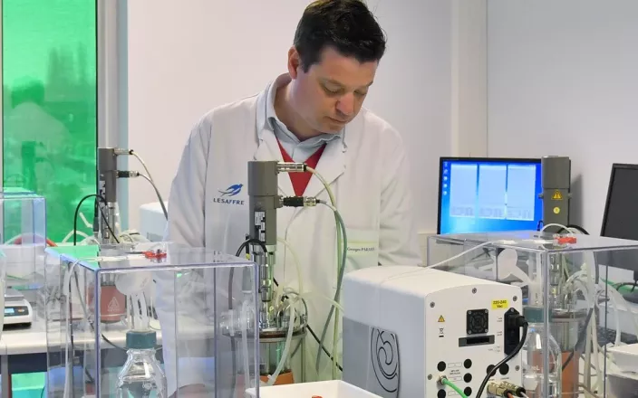 scientifique faisant des recherches dans son laboratoire