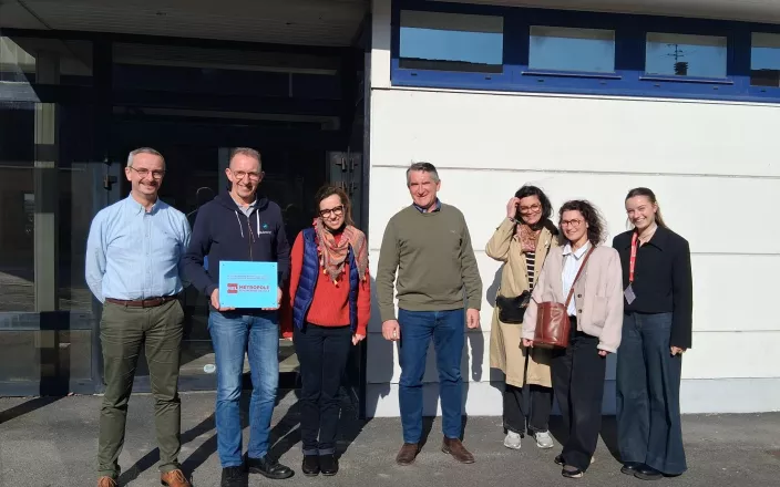 Equipe de l'entreprise Subrenat devant l'entreprise avec la plaque MEL