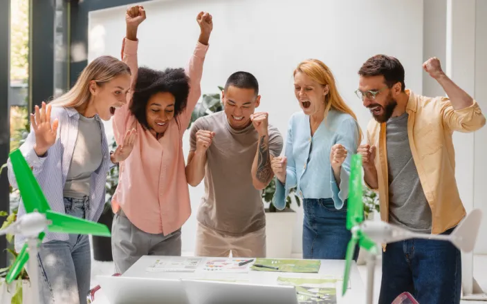 groupe d'étudiants entrepreneurs autour d'une table 