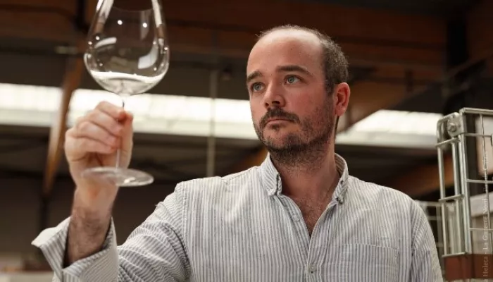 Portrait de  Antoine Schvartz co-fondateur de l'entreprise Synodios en train d'analyser un vin 
