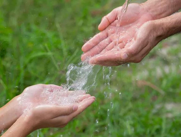 eau qui coule entre les mains