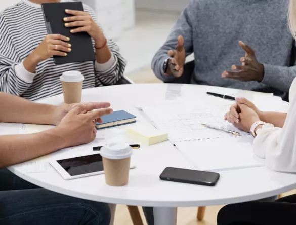 Plusieurs personnes qui discutent d'un accompagnement d'entreprise