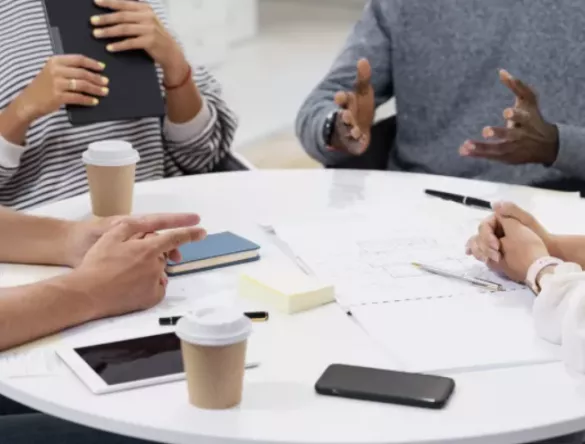 Photo d'une discussion business autour d'une table ronde 