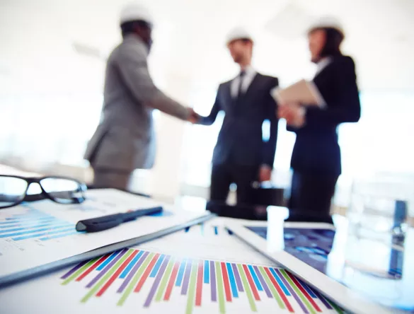 Entrepreneurs en train de se serrer la main