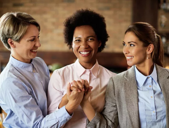 3 femmes qui se serrent la main