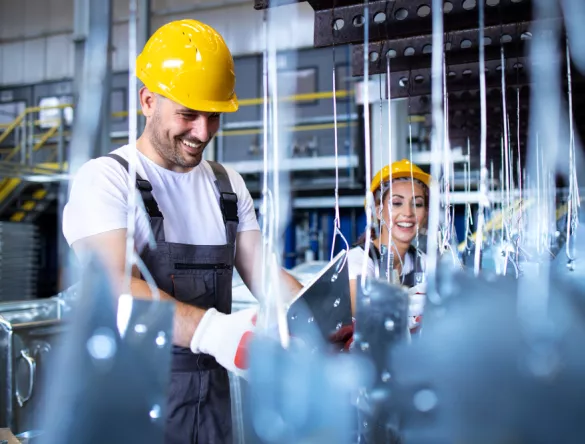 Un homme et une femme avec un casque dans une usine