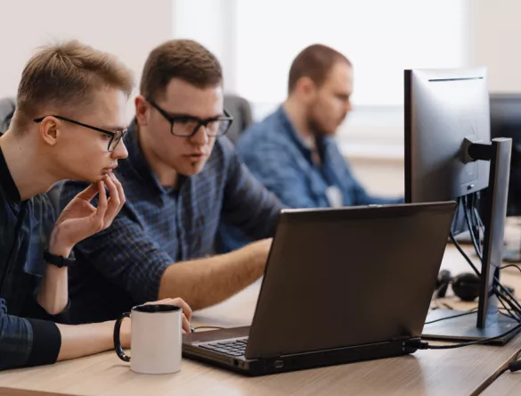 Atelier numérique : deux hommes devant un ordinateur portable