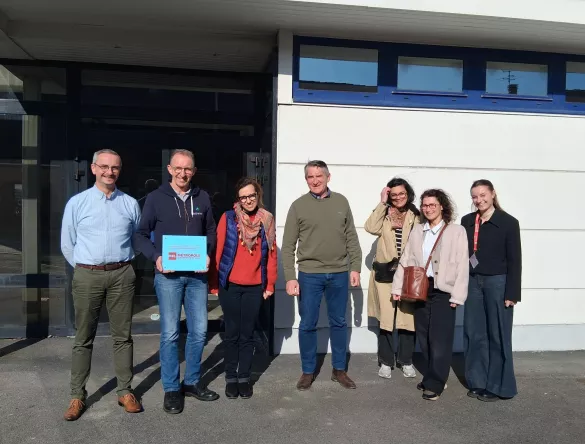 Equipe de l'entreprise Subrenat devant l'entreprise avec la plaque MEL