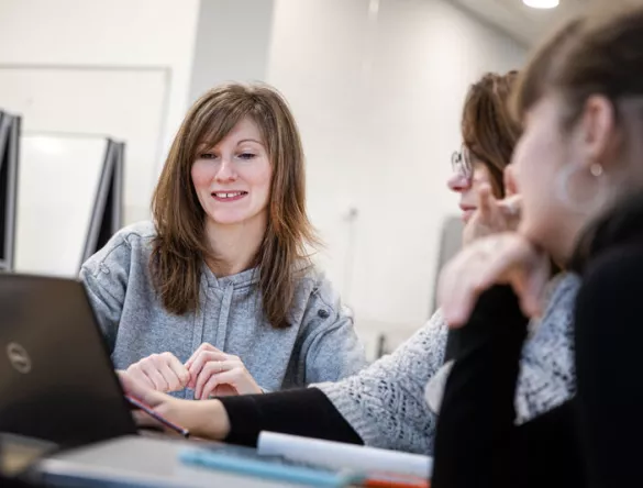 Groupe d'étudiants en train de discuter autour d'une table