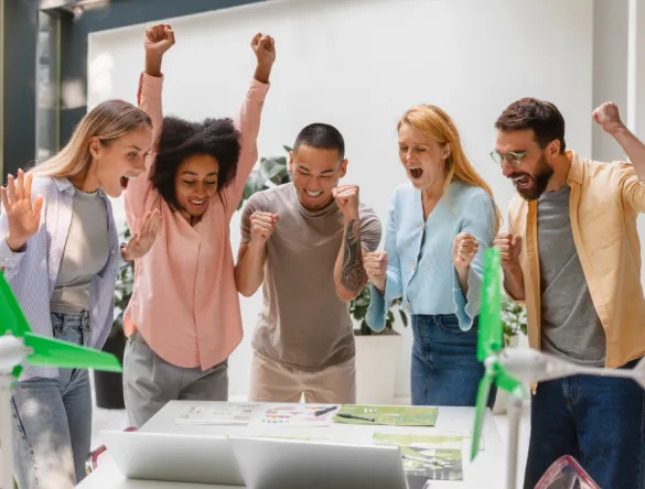 groupe d'étudiants entrepreneurs autour d'une table 