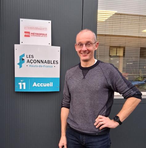 Portait de Vanney Duhoo, gérant de l'entreprise Les Façonnables